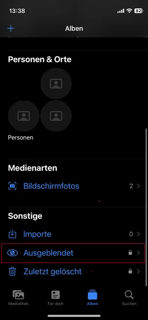 Screenshot in der App „Fotos“ mit roter Markierung der Option „Ausgeblendet“.