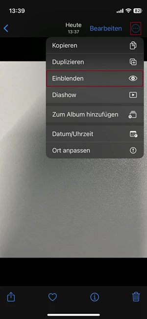 Screenshots des wieder einzublendenden Fotos mit roter Markierung der Funktionen „Optionen anzeigen“ und „Einblenden“.