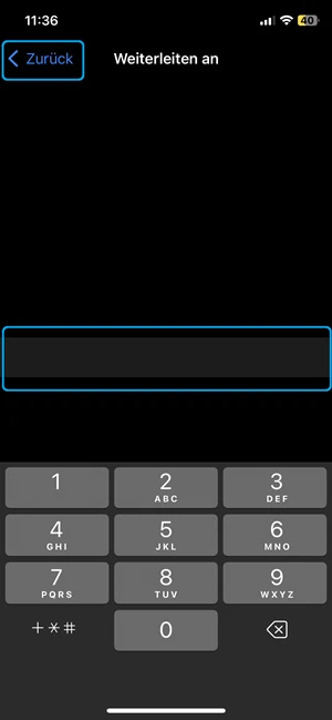 Screenshot von der Einstellung „Weiterleiten an“ im iPhone mit blauer Markierung bei der Eingabe für die Rufnummer und bei „Zurück“