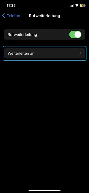 Screenshot von Rufweiterleitung-Einstellungen im iPhone mit blauer Markierung bei „Weiterleiten an“