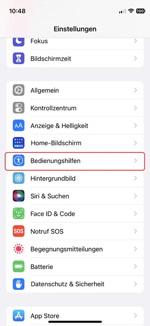 Screenshot von iPhone-Einstellungen mit roter Markierung bei „Bedienungshilfen“.