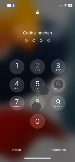 Screenshot von gesperrtem iPhone-Bildschirm mit Codeeingabe über die Sprachsteuerung.