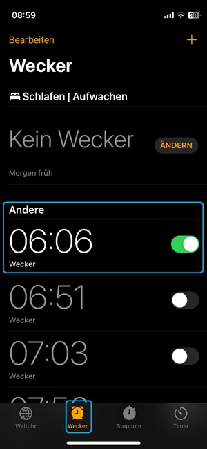 Screenshot von iPhone-App „Uhr“ mit blauer Markierung beim Reiter „Wecker“ und der Auswahl für einen Wecker