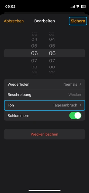 Screenshot von Wecker-Einstellungen im iPhone mit blauer Markierung bei „Ton“ und „Sichern“