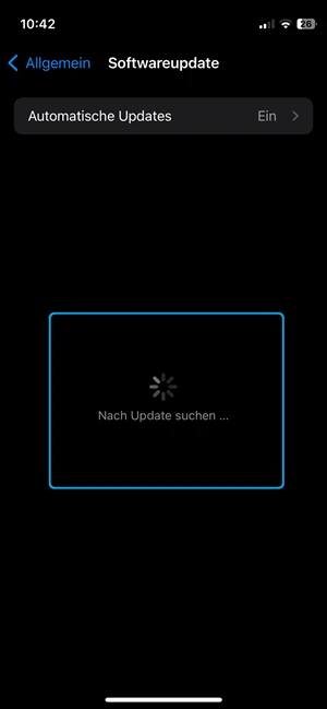 Screenshot von iPhone-Einstellungen in „Softwareupdate“ mit blauer Markierung bei „Nach Update suchen…“