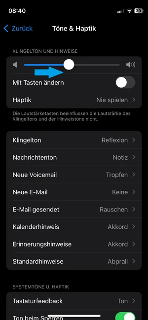 Screenshot von iPhone-Einstellungen in „Töne & Haptik“ mit blauem Pfeil unter dem Schieberegler für die Lautstärke-Einstellung