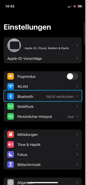 Screenshot von iPhone-Einstellungen mit blauer Markierung bei „Bluetooth“