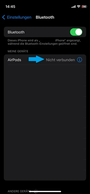 Screenshot von iPhone-Einstellungen in „Bluetooth“ mit blauem Pfeil, der auf „Nicht verbunden“ neben den Bluetooth-Kopfhörern zeigt