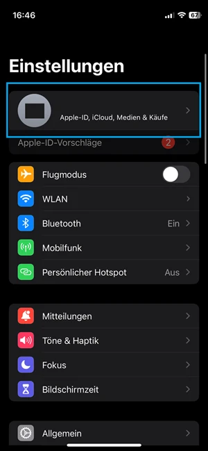 Screenshot von iPhone-Einstellungen mit roter Markierung der Apple-ID