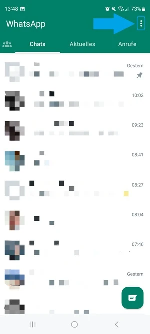 Screenshot von WhatsApp auf Android mit blauem Pfeil, der auf drei Punkte in der Ecke oben rechts zeigt