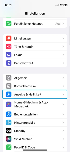 Screenshot von iPhone-Einstellungen mit blauer Markierung bei „Anzeige & Helligkeit“