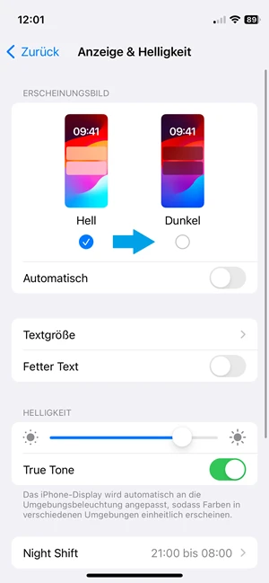 Screenshot von Anzeige-Einstellungen im iPhone mit blauem Pfeil, der auf die Auswahl „Dunkel“ zeigt