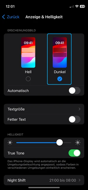 Screenshot von Anzeige-Einstellungen im iPhone mit blauer Markierung der Auswahl „Dunkel“