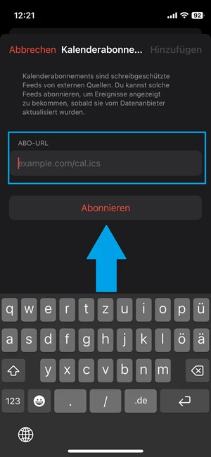 Screenshot von iPhone-Kalender mit blauer Markierung bei „Abo-URL“ und einem blauen Pfeil, der auf die Auswahl „Abonnieren“ zeigt