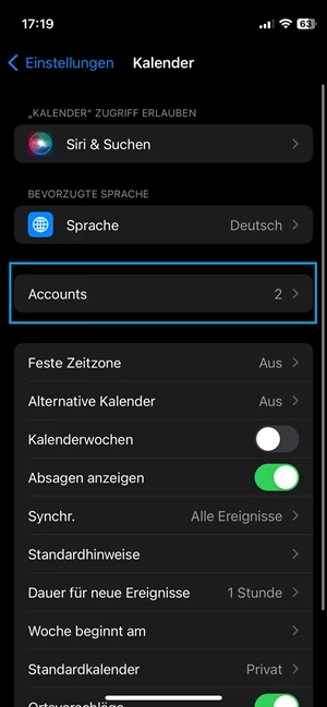 Screenshot von Kalender-Einstellungen im iPhone mit blauer Markierung bei „Accounts“